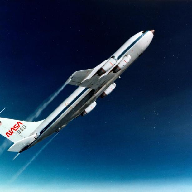 NASA KC-135 steigt vor dem Nachthimmel auf