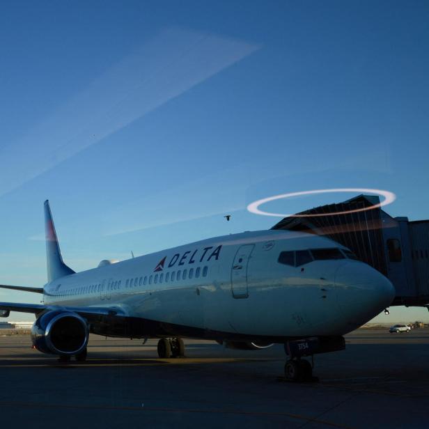 Ein Flieger steht am Boden in El Paso