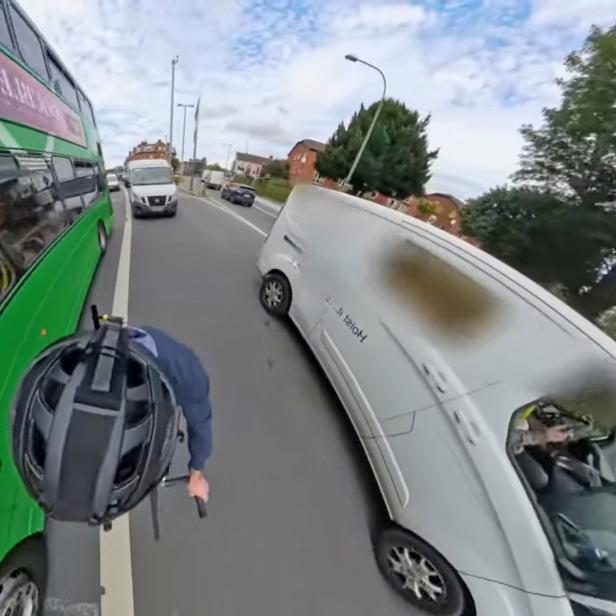 Radfahrer zwischen Bus und Transporter, KI-Kamera erkennt und markiert Fahrzeuge im Straßenverkehr.