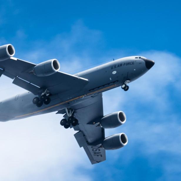 US Air Force Tankflugzeug KC-135 im Flug vor blauem Himmel mit Wolken.