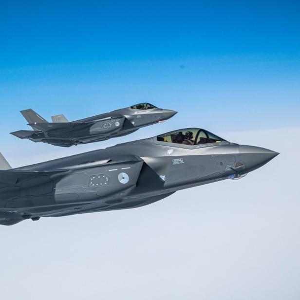 Zwei F-35-Kampfjets fliegen nebeneinander am Himmel.