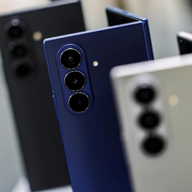 3 Smartphones stehen nebeneinander