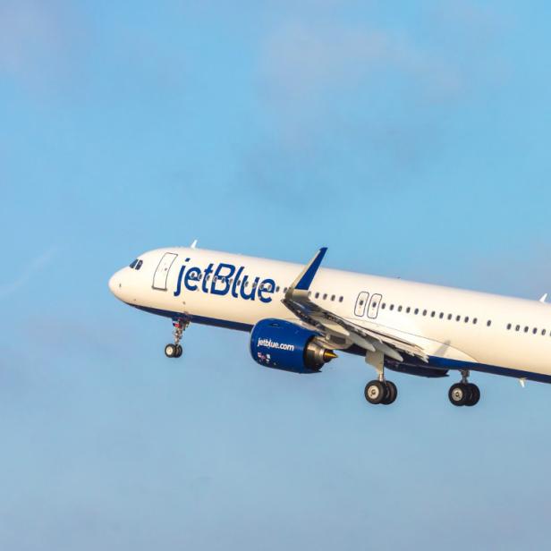 Ein JetBlue Airbus A321neo startet vor blauem Himmel.