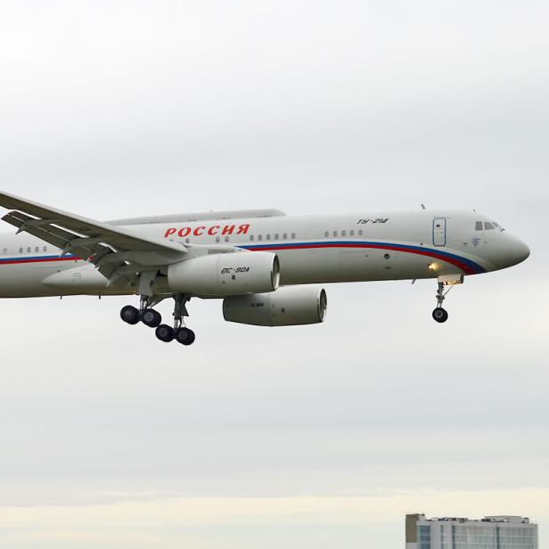 Russisches Regierungsflugzeug Tupolew Tu-214PU im Landeanflug bei bewölktem Himmel.