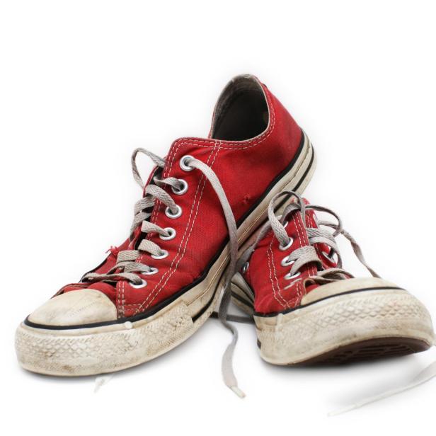 Rote abgetragene Turnschuhe