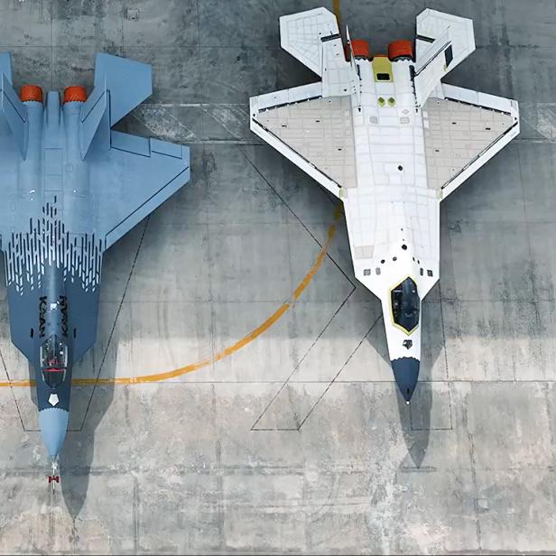 Drei Kaan-Prototypen stehen nebeneinander auf dem Flugfeld, zwei davon unlackiert.
