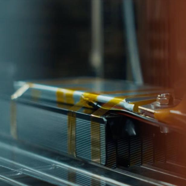 Eine einzelne Feststoff-Batteriezelle von Donut Lab wird im Labor mit Messgeräten und Kühlkörper getestet.
