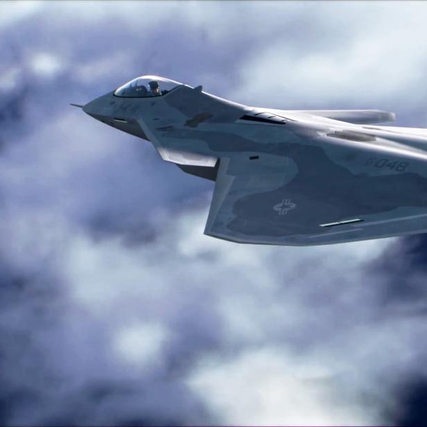 Kampfflugzeug mit Tarnkappen-Design und Canards fliegt über wolkigem Himmel, Nummer 048 sichtbar.
