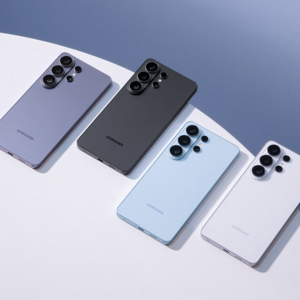 4 Smartphones in verschiedenen Farben liegen auf einem weißen Tisch