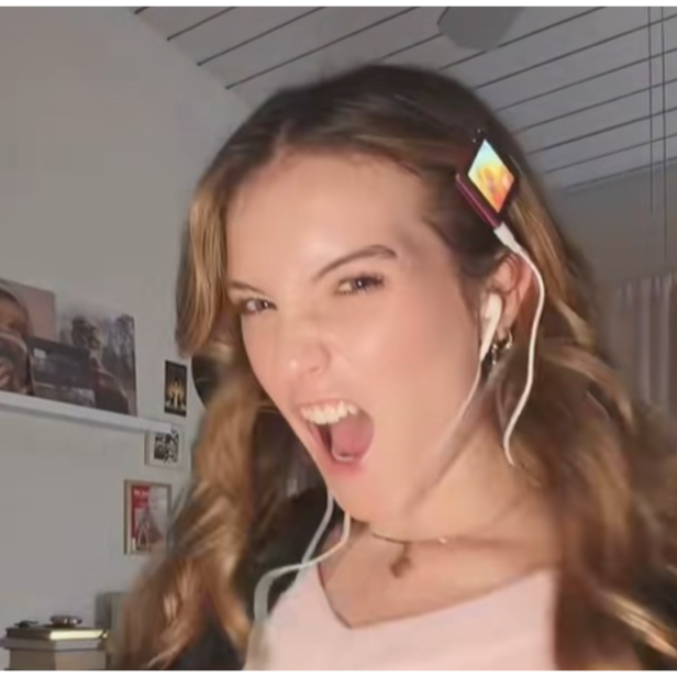 Auf TikTok sieht man viele Digicams mit Stickern und verschiedene iPods. So wie rechts werden sie manchmal als trendige Haarklammern getragen.