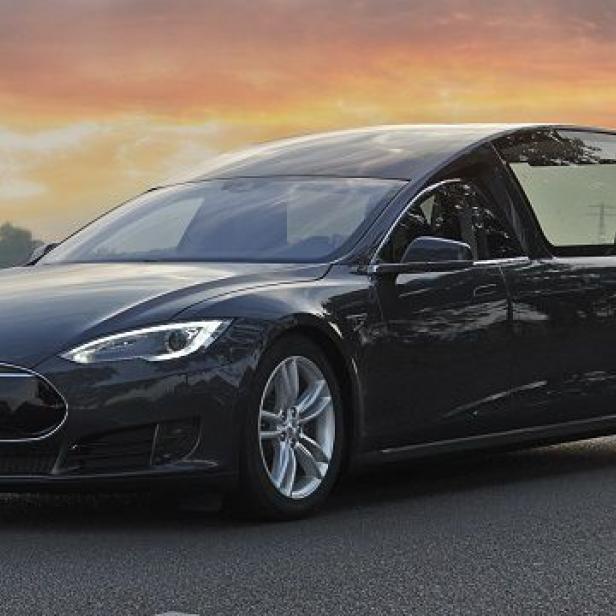 Tesla Model S Leichenwagen von RemetzCar