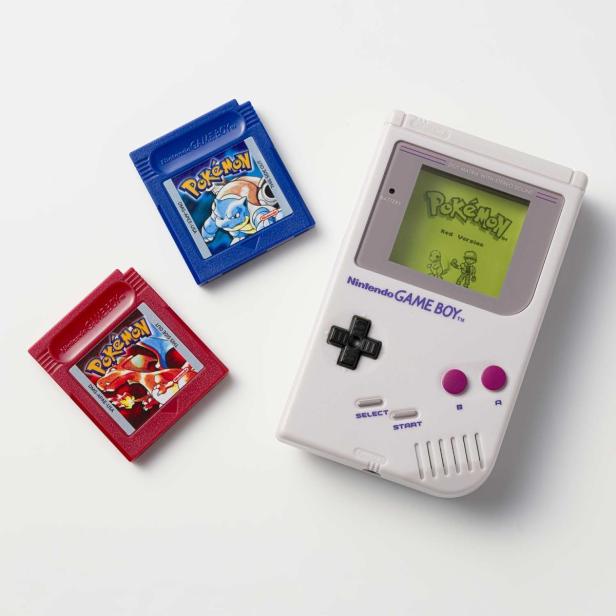 ein Gerät, das aussieht wie ein Game Boy, daneben ein rotes und blaues Modul