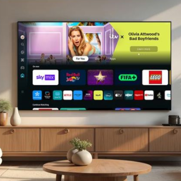 blick auf einen Flachbild-TV in einem hell eingerichteten Wohnzimmer