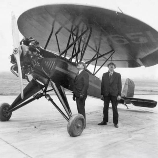 ein Flugzeug mit einem runden Flügel steht auf einer Startbahn