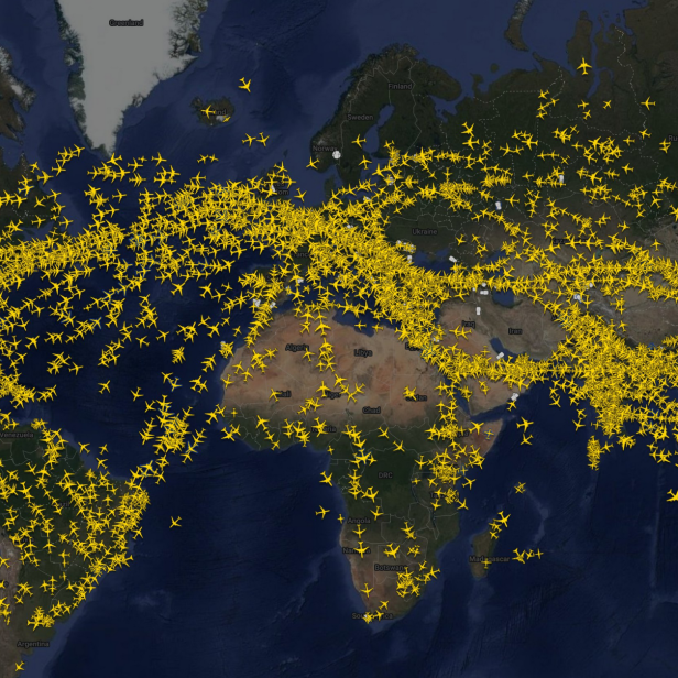 Weltkarte mit zahlreichen gelben Flugzeugsymbolen, die weltweite Flugbewegungen darstellen.