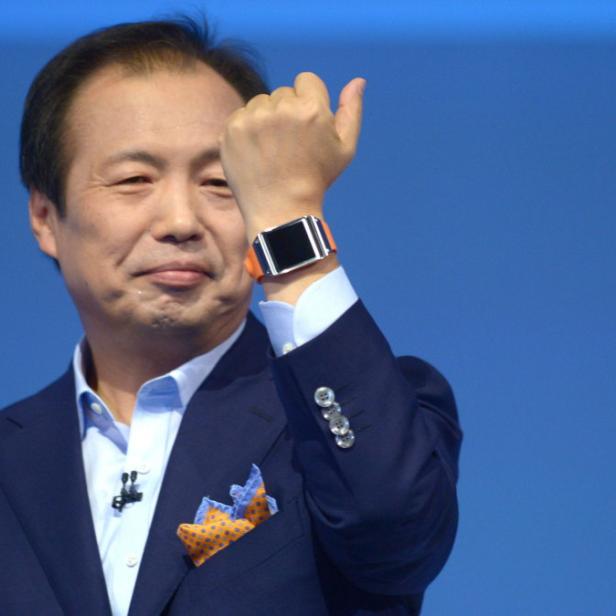 Die &quot;Yes!!&quot;-Pose ist nicht auf den Gehaltsvorsprung bezogen: J.K. Shin präsentiert Samsungs Galaxy Gear Smartwatch