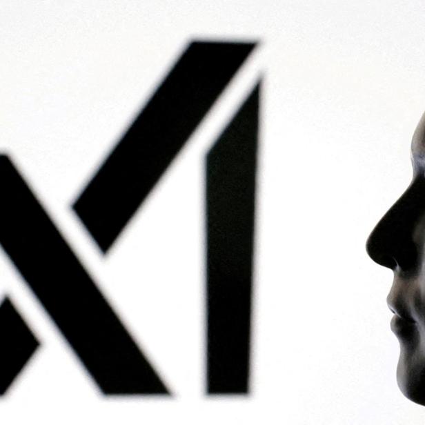 Schwarzes stilisiertes X-Logo links, rechts ein menschliches Profil im Schatten vor hellem Hintergrund.
