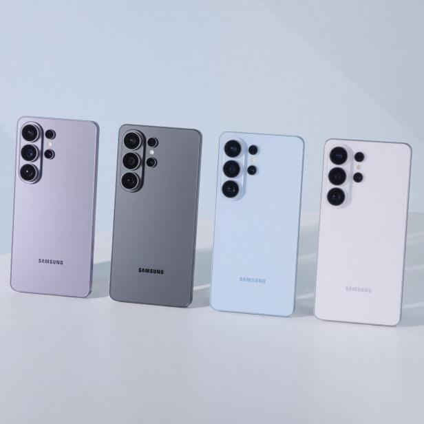 Vier Samsung-Smartphones der S26-Serie in verschiedenen Farben nebeneinander aufgestellt.