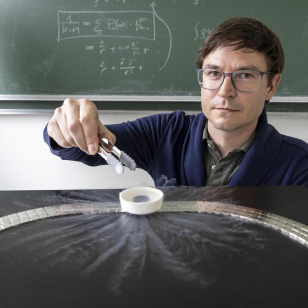 Christoph Heil vom Institut für Theoretische Physik - Computational Physics der TU Graz.