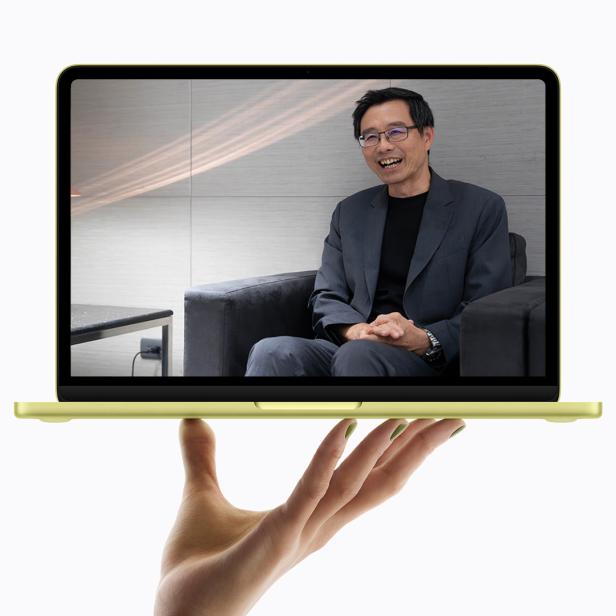 Co-CEO von Asus S.Y. Hsu und ein MacBook Neo