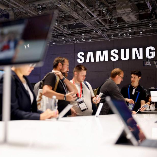 Handy-Messestand mit Samsung-Logo im Hintergrund