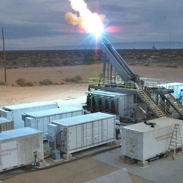 Die Railgun der US Navy wird in einem hohen Winkel abgefeuert.