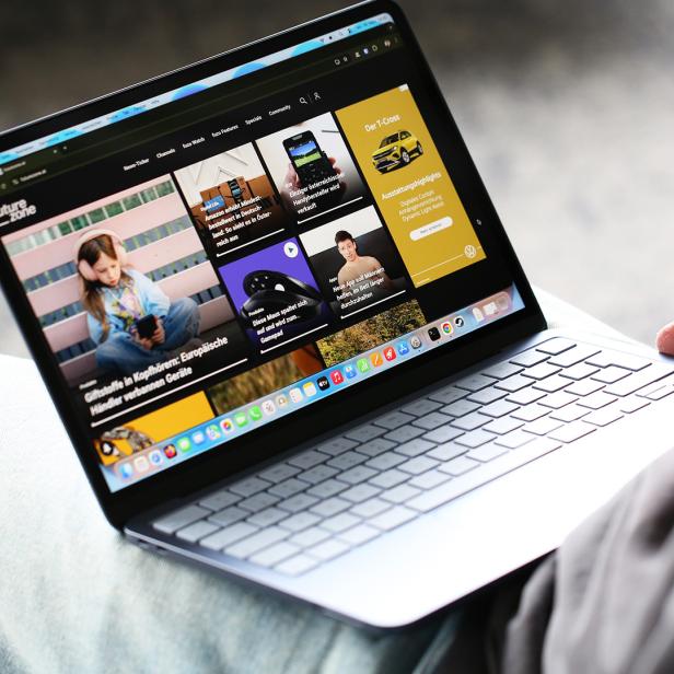 Apple MacBook Neo auf der Schoß eines Anwenders