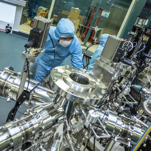CSIRO-Forscher arbeiten im Labor an ihrem Quanten-Akku