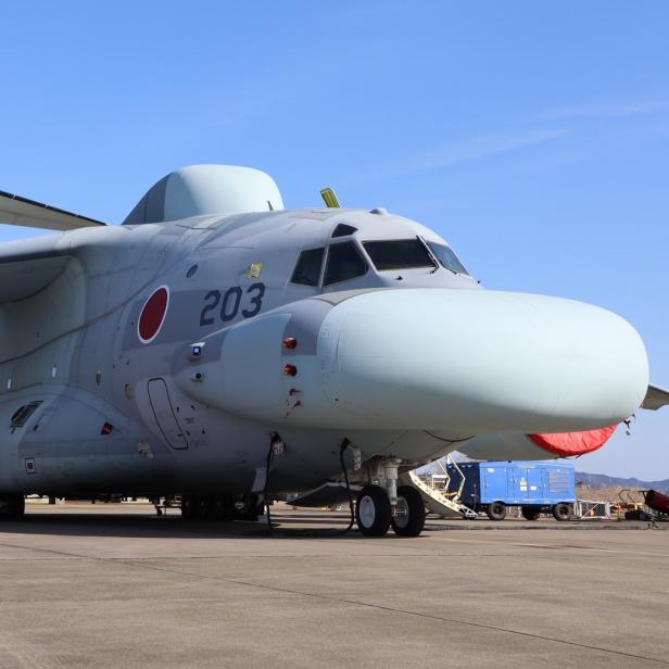 Das japanische Militärflugzeug Kawasaki EC-2 mit markanter breiter Nase auf dem Rollfeld.