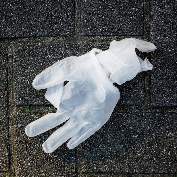 Alte Gummihandschuhe können zum CO2-Fänger werden