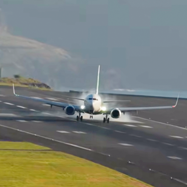 Boeing 737 von Transavia beim Landeanflug auf Madeira 