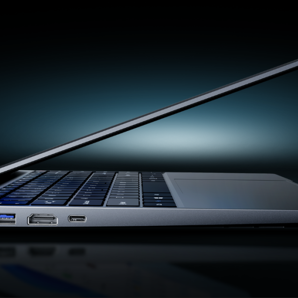 Das Chuwi Corebook X in der seitenansicht, leicht aufgeklappt vor schwarzem Hintergrund