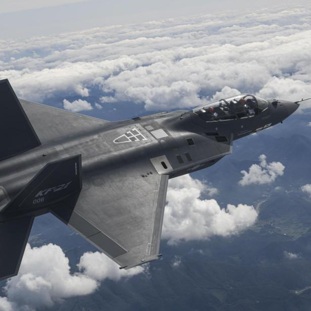KF-21 Kampfjet fliegt über bewölktem Himmel