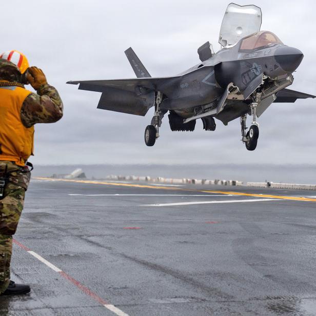 Eine F-35B landet auf einem Flugzeugträger
