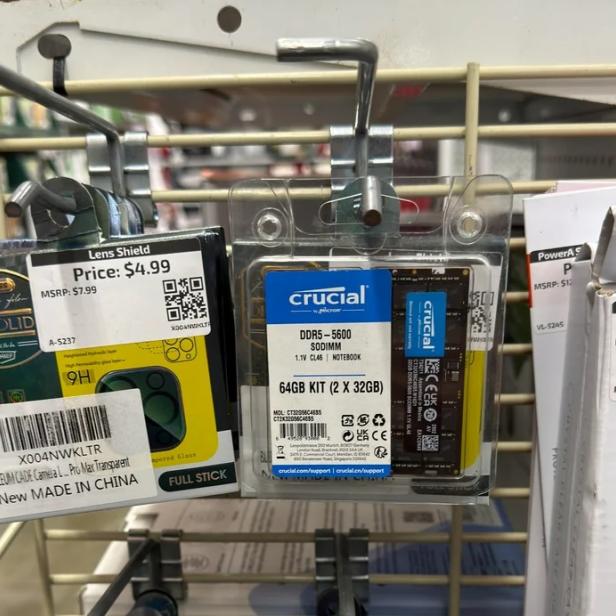 Ein Crucial DDR5-5600 64GB RAM-Kit hängt originalverpackt im Restpostenladenregal.