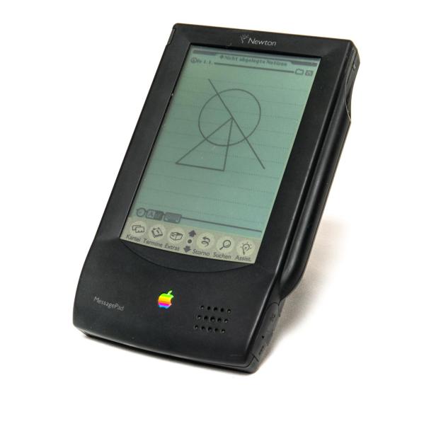 Ein schwarzer Newton MessagePad mit einem einfachen Diagramm auf dem Bildschirm liegt auf einem weißen Untergrund.