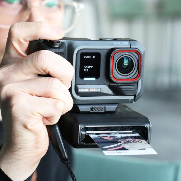Insta360 Ace Pro 2 Flash Print-Bundle Sofortbildkamera in der Hand