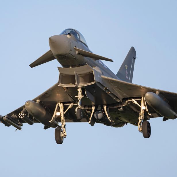 Kampfflugzeug Eurofighter setzt vor blauem Himmel zur Landung an