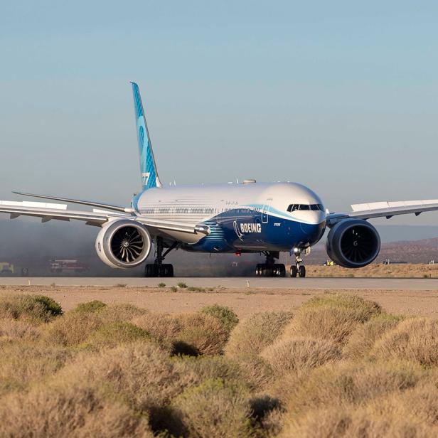 Boeing 777-9 auf einer Landebahn während eines Bremstests in Wüstenumgebung.