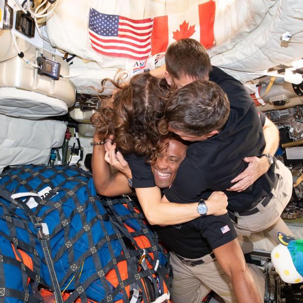 Die Artemis-II-Crew liegt sich in den Armen