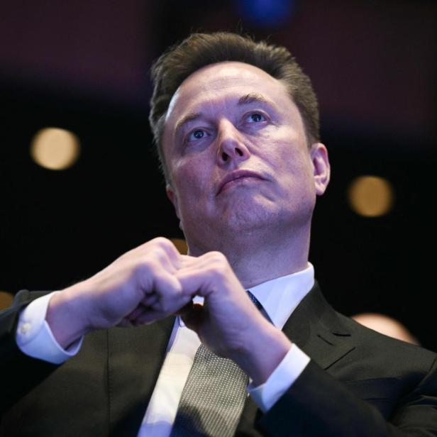 Elon Musk ballt seine Hände