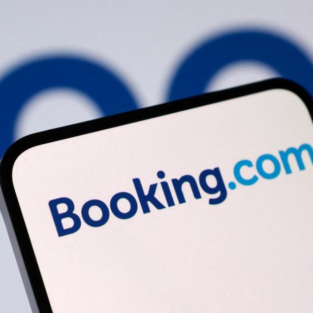 Smartphone mit Booking.com-Logo 