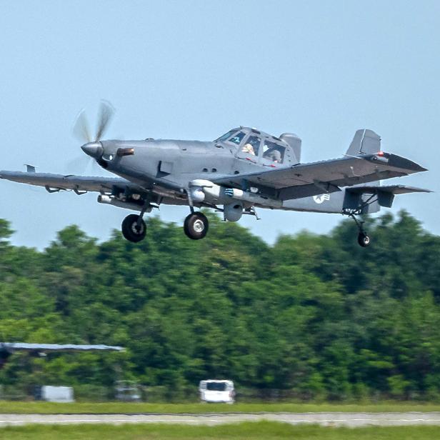 Ein graues Propeller-Flugzeug setzt zur Landung an