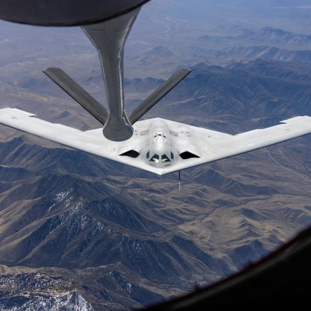 B-21 Raider bei der Luftbetankung