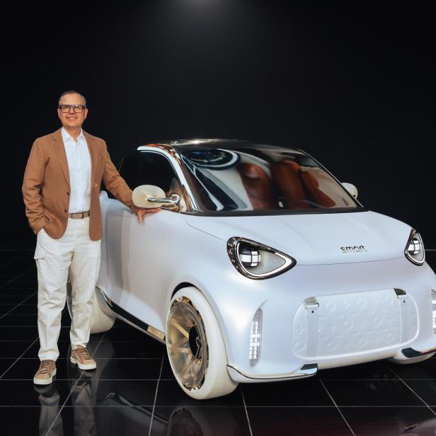 Smart-CEO Wolfgang Ufer mit dem Smart. 