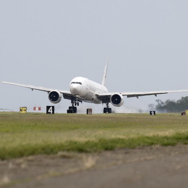 Eine weiße Boeing 777 landet auf dem Flughafen