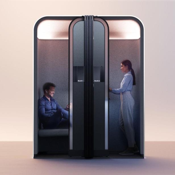Zweiteiliger Pod mit Sitz- und Stehplatz, jeweils von einer Person genutzt, beleuchtet.