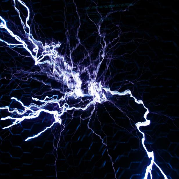 Eine elektrische Entladung vor schwarzem Hintergrund
