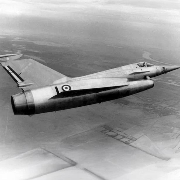 Experimentelles Flugzeug Nord 1500 Griffon fliegt über Äcker