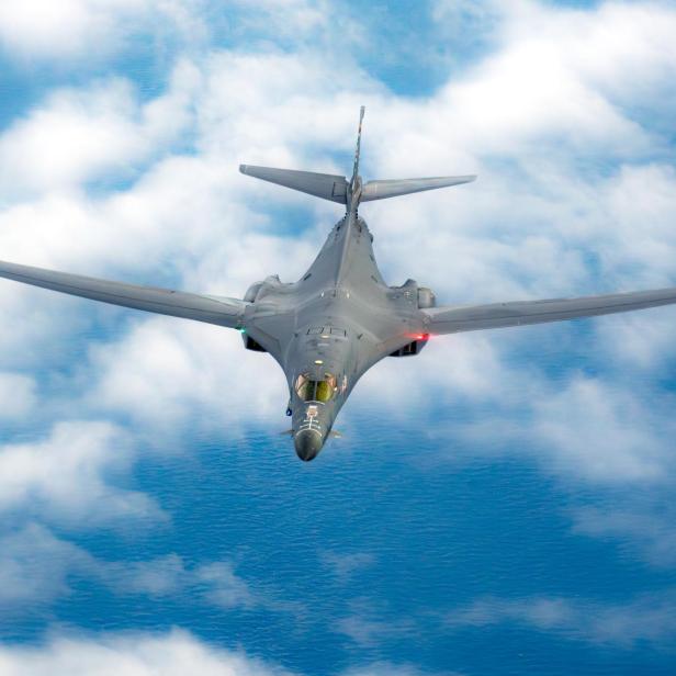 Ein B-1B Bomber fliegt über bewölktem Himmel